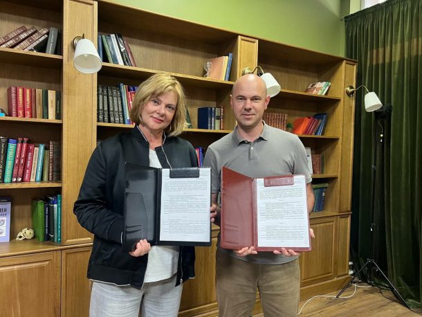 photo_5359375684075650948_y